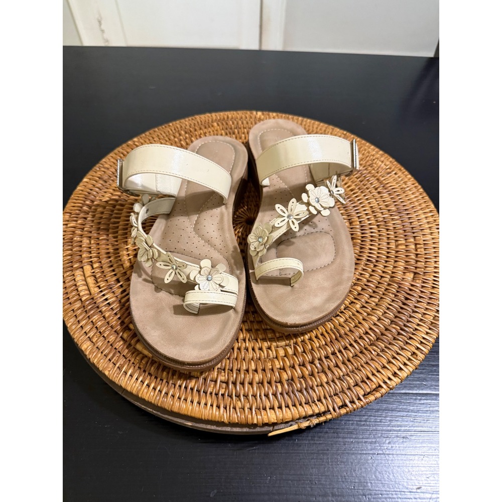 Andiamo Womens Floral Toe Loop Sandals Cream Patent Buckle Comfort Slides 8.5W
